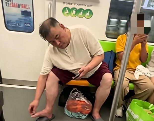 全网寻找这位大叔！上海地铁2号线上，有乘客拍到让人反胃的一幕。8月17日晚上