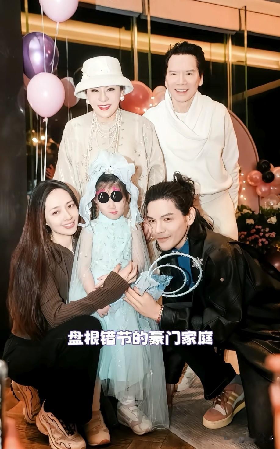 向家全家福曝光，豪门和睦表象下，亲情本就复杂一张阖家合影，向太、向华强、向