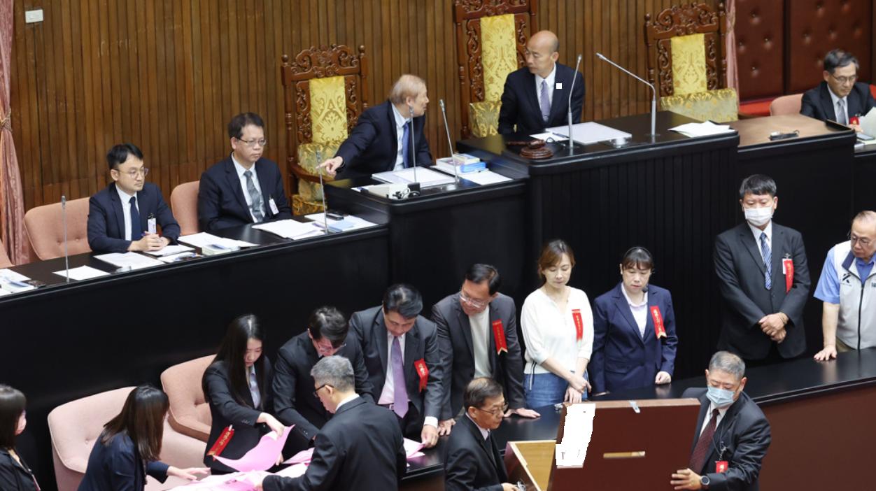 继刘静怡后，柯建铭又打脸赖清德，再否定两名“大法官”提名人。现在是蓝绿白全数封杀