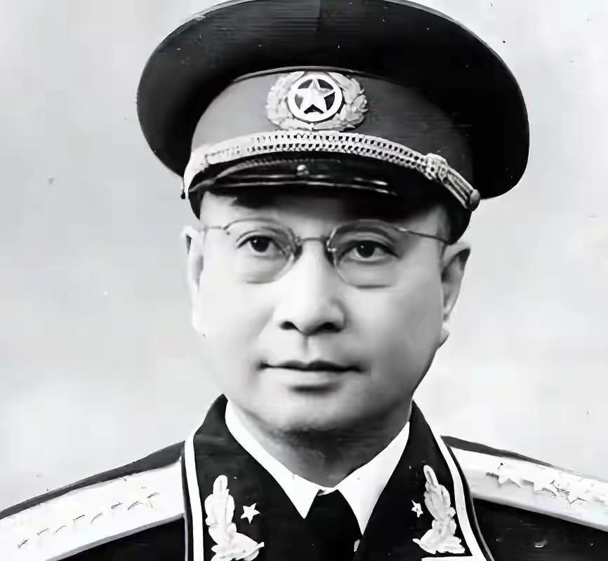 1952年，一个死刑犯站上了讲台。手里没有镣铐，拿的是粉笔。台下坐着的，是中国