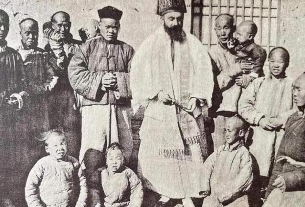 1951年4月的一天，武汉市人民政府根据群众举报，对武昌花园山一带展开突击搜查和