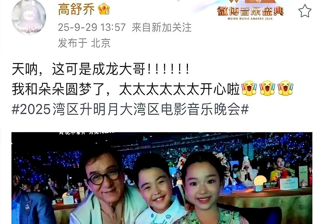 蹲下来拍照，不是作秀，是习惯。抱老前辈凌峰，没摆pose，是真尊重。他刚在湾
