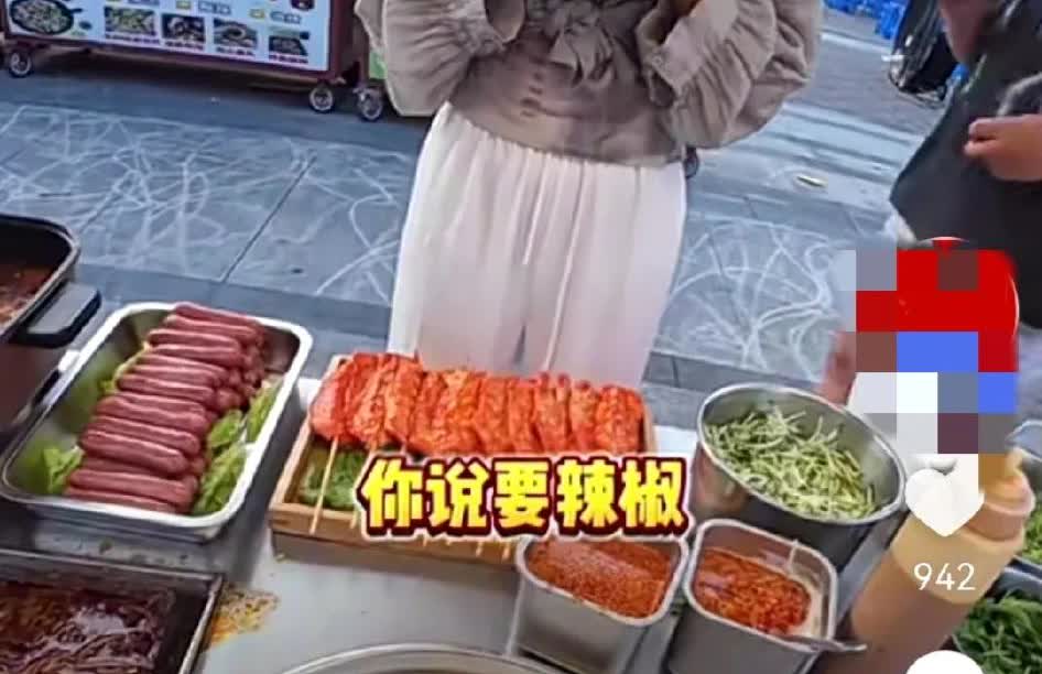 女子在一摊位买了小吃。只是她吃了几口下去发觉太辣，心里有点难受，半途又折