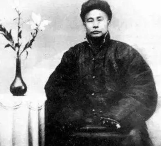 当年，霍元甲挑战皇宫第一高手李瑞东，李瑞东对他说：我站在这里让你打三招，如果你能