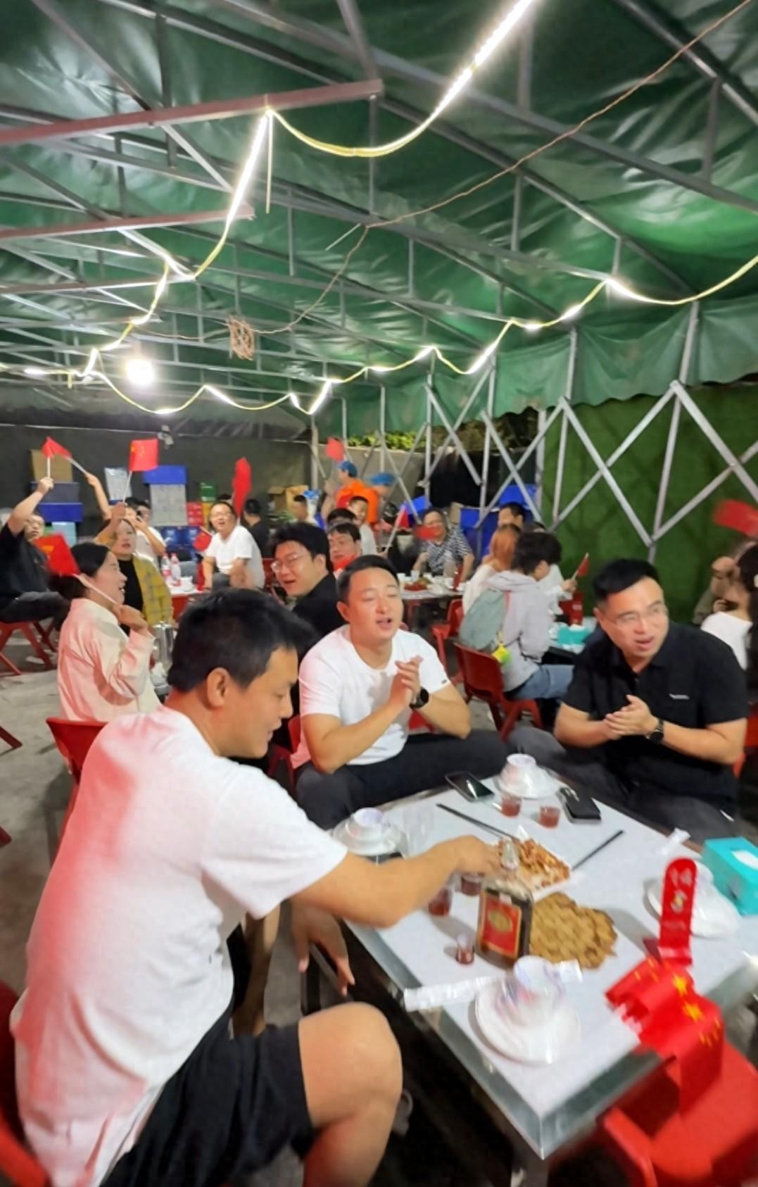 这位河南的老板火了！河南许昌，九三阅兵当晚，一餐馆老板突然走出来，拿着喇叭对正在