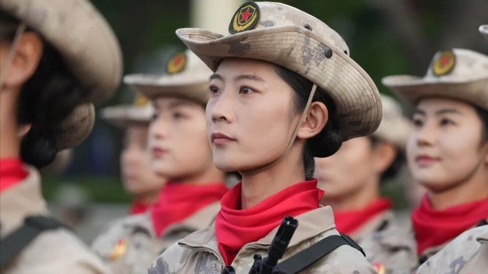 不愧是中国女民兵方阵！一眼望去，一个个英姿飒爽、自带威严，完美彰显出大国风范，特