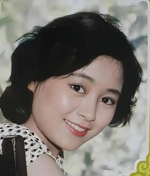 张瑜在采访里突然落泪，说这辈子最后悔的，就是错过了当年那个真心实意对她好的男人。