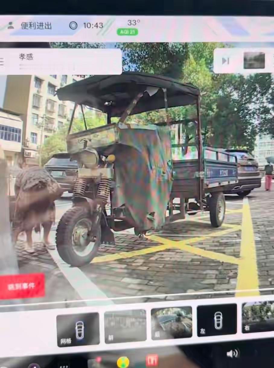 “此人太缺德！”湖北孝感，车主车上的“士兵模式”清清楚楚地拍下了药店有一个女子出