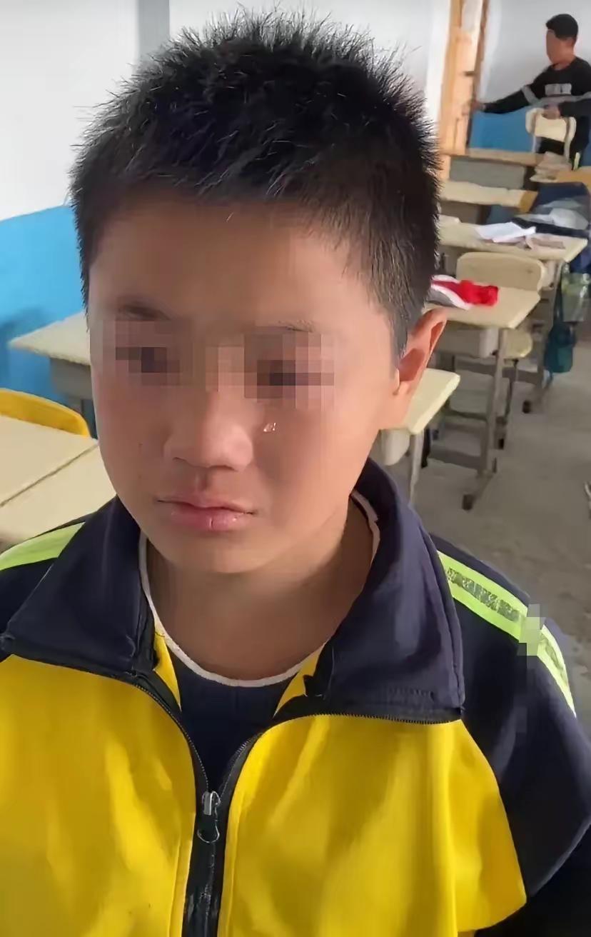 男孩在学校跟同学打了一架，老师赶紧把家长请到学校来处理。他在手机通讯录里翻了个