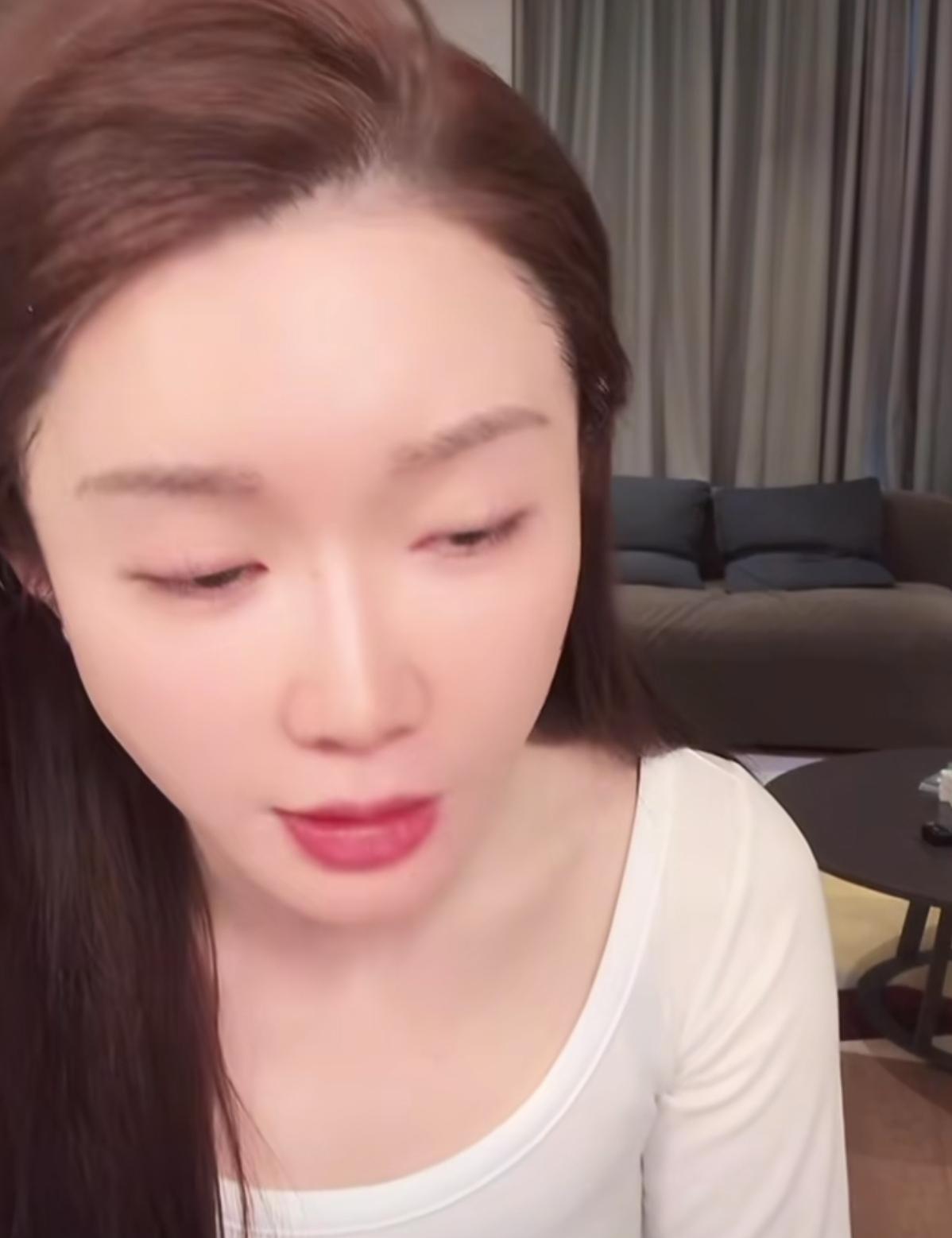 一个顶流网红的崩溃，不是演的。她直播时突然失控，对着镜头喊：“再等不到他电话，