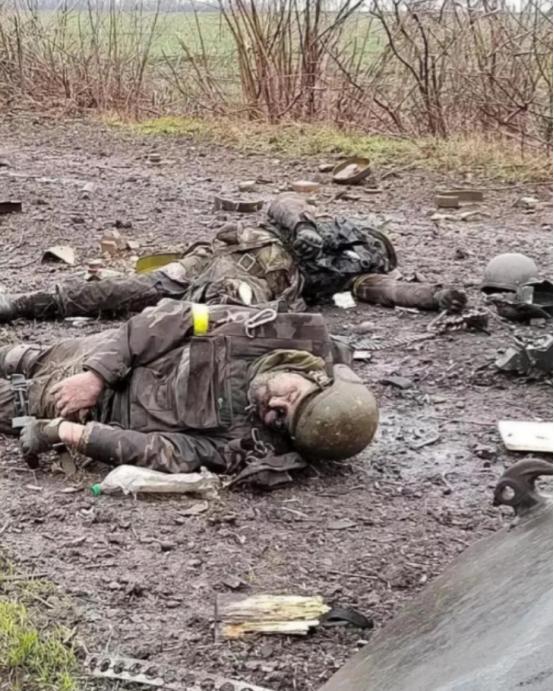 乌克兰可能真的没有多少士兵了！最近，外媒报道：俄罗斯士兵在打扫顿涅茨克康斯坦丁诺