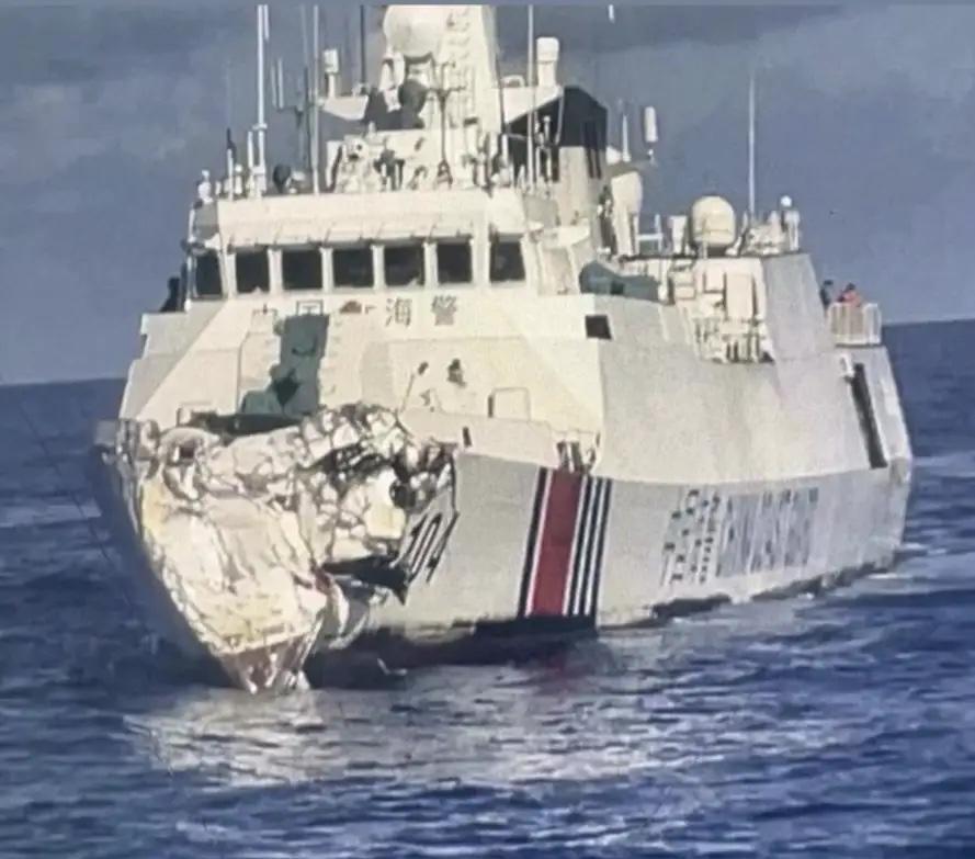 052D型驱逐舰在夹击猴子闹事船只时与我海警船发生刮擦碰撞，两舰各有损伤。撞船是