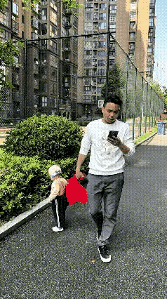 笑不活了!这个爸爸太失职了。走路看手机，把娃直接走丢了。视频里的这位宝爸，一