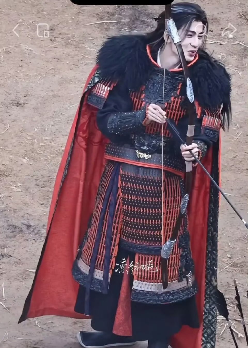 张凌赫冷脸战神，一动起来满脸褶子，气质全无。