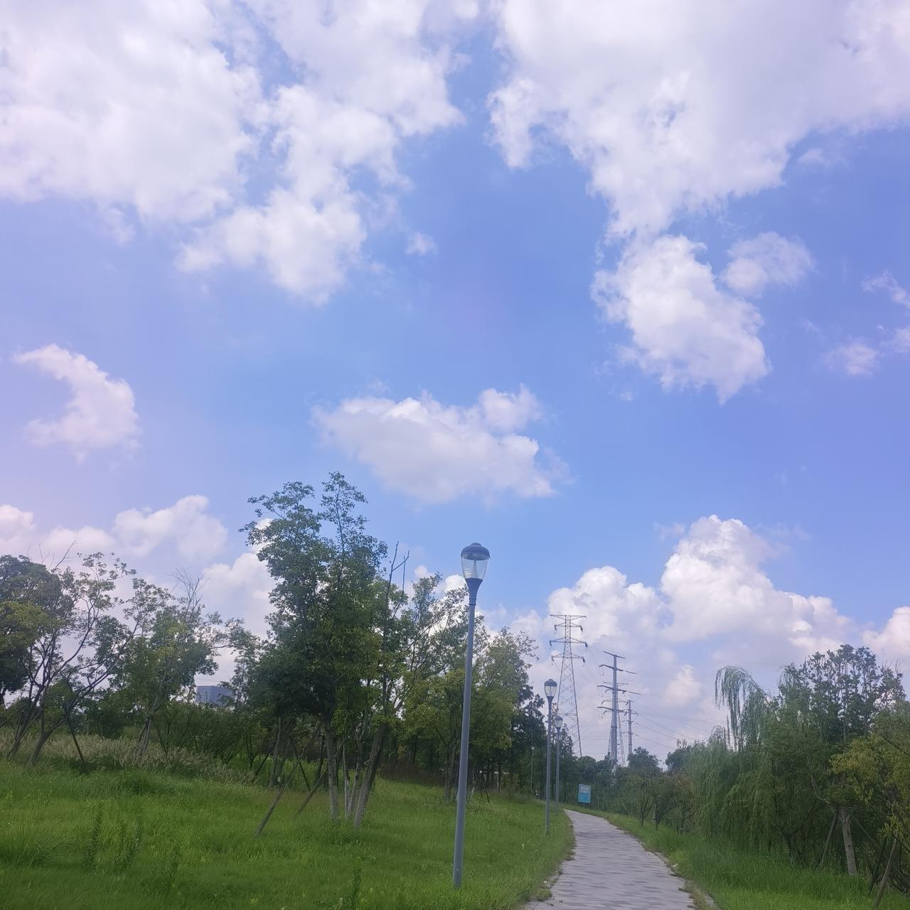 在感情里，女人不要自降身价，如果一个男人爱你，他眼里只有疼爱和珍惜。如果他不爱