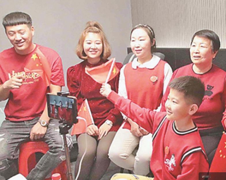 这哪是俩孩子妈？分明是二十出头的女大学生。可你瞧她身边十多岁的女儿，怀里还搂