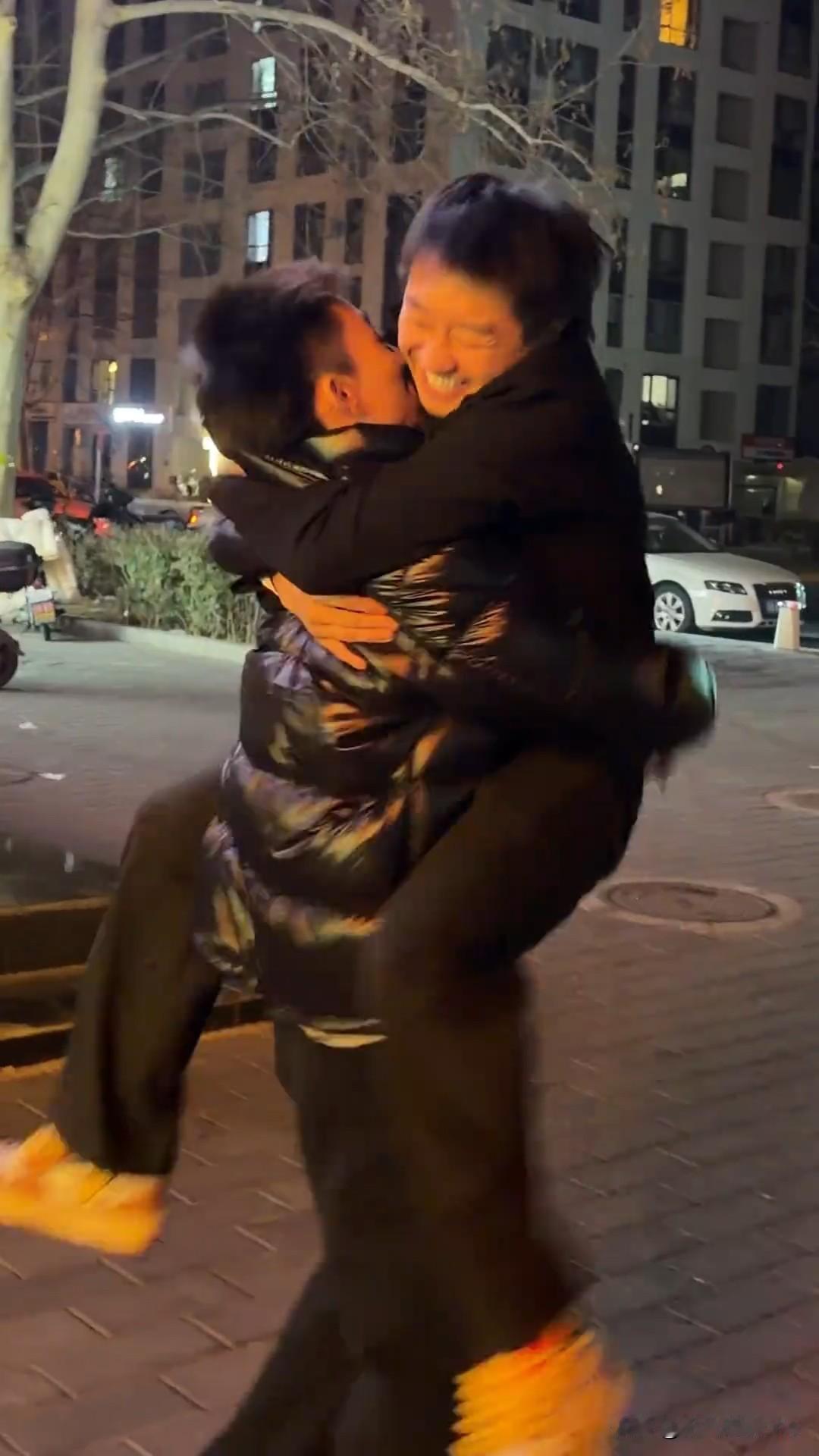 2月23日，赵子豪更新与周恺的合拍vlog，并配文“关于我们的爱恨情仇，哈哈哈哈