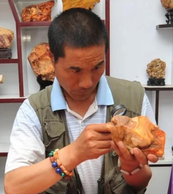 1998年，河北康保县个体户张军，迷上了捡石头，媳妇嫌他不务正业，一气回了娘家。