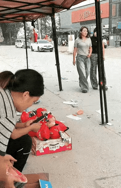 老板娘都笑了，摔了一跤，怀孕了？