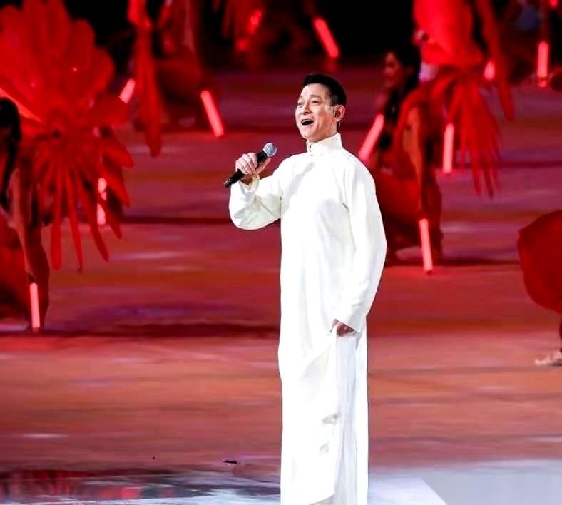 有些歌，不是用来听的，是用来喊的。有些明星，不是用来看的，是用来信的。说的就