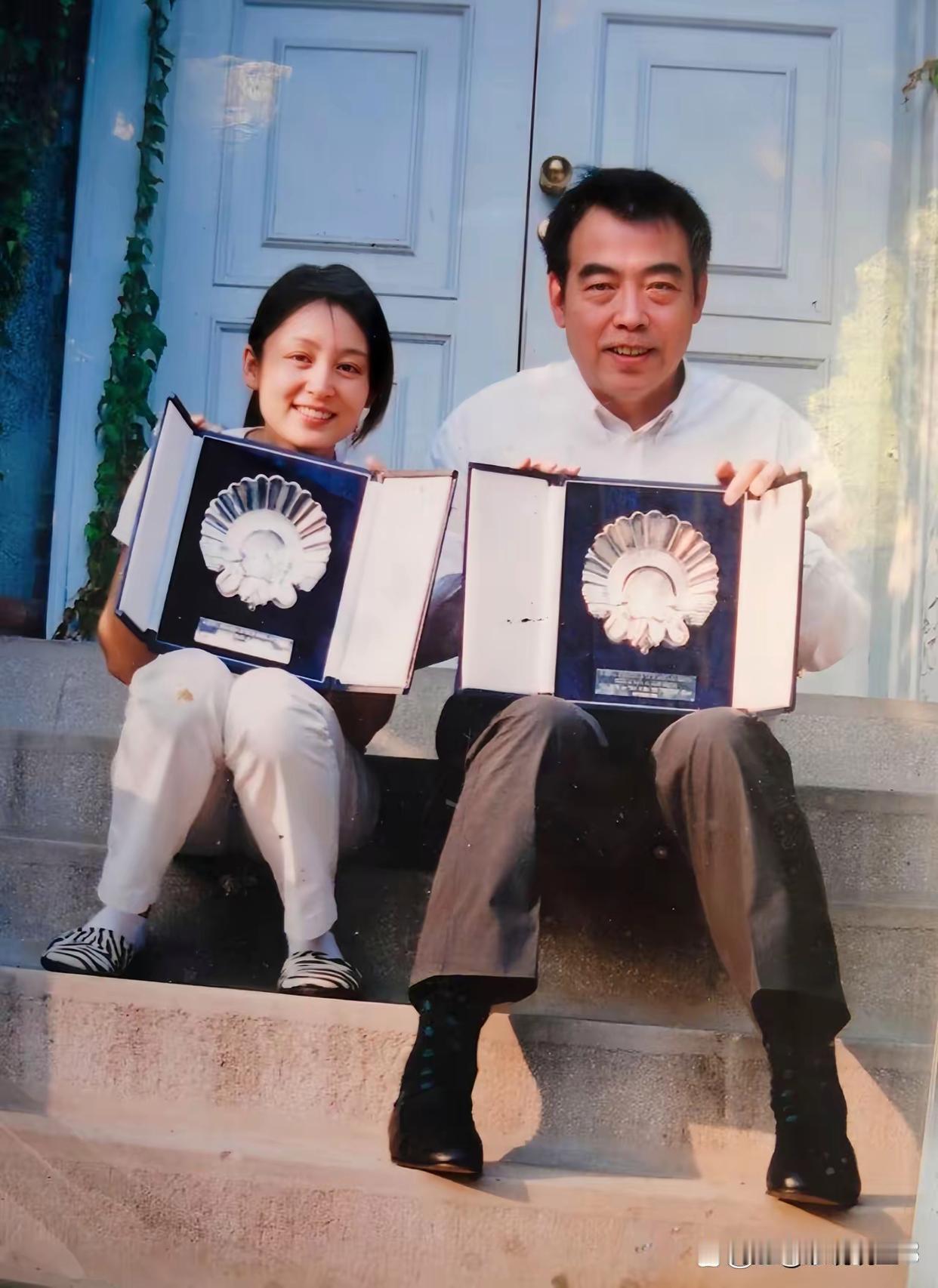 热恋时期的陈红与陈凯歌，这张照片拍摄于1994年的北京。当时陈红26岁，正处于颜