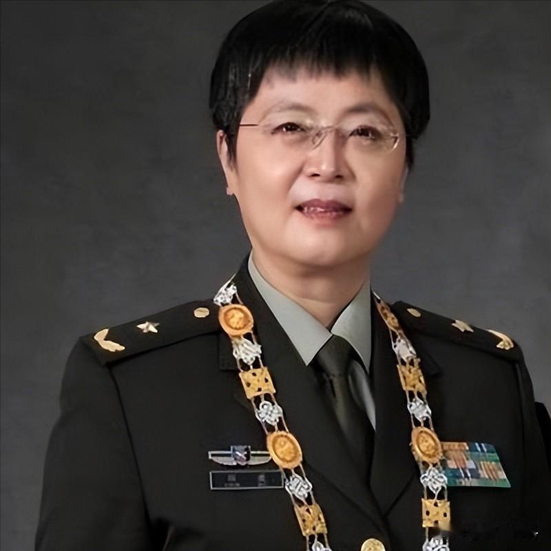 请您为伟大的女科学家陈薇少将停留1秒钟她是中国工程院院士，为国铸盾的巾帼