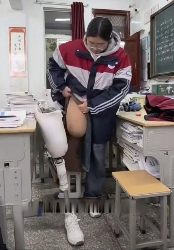 被家人放弃的95后瘫痪女孩：一天打三份工，从漏雨出租屋逆袭买房26岁的李菜