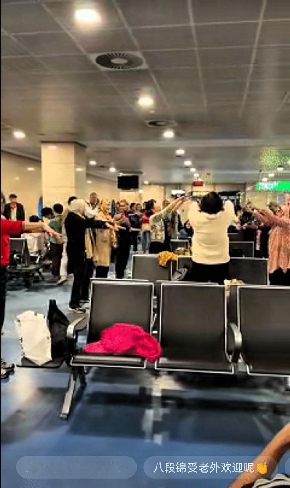 这就是中国文化的魅力！太给国人长脸！谁能想到，飞机延误的平淡候机时光，竟成