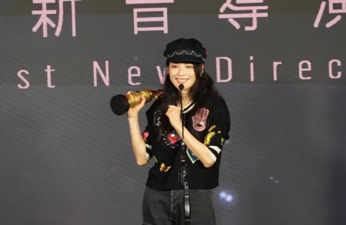 今天舒淇在出席颁奖典礼的时候搭配的很有潮流之美，气质也很出众，像个年轻的靓女。