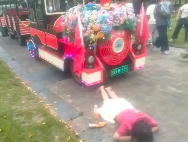 “太揪心了！”河南郑州，女子和丈夫到公园散步，她靠着绿化带在步道上正常行走，身