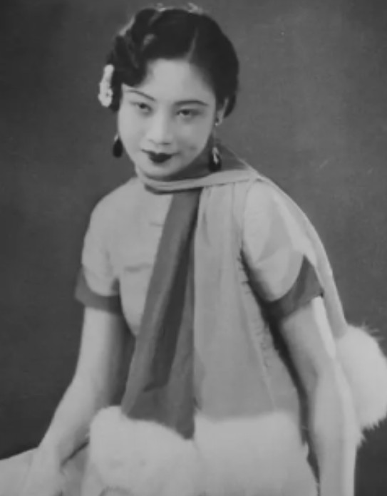 1946年，一代美人胡蝶被按在床上，戴笠撕扯着她的旗袍：“想你丈夫孩子平安，就乖