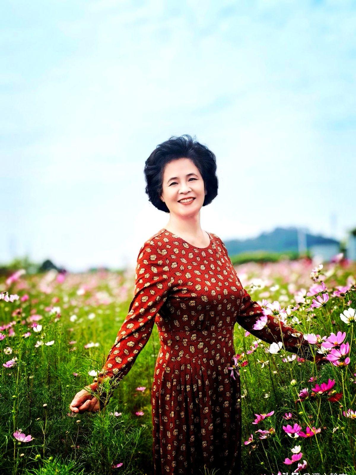 28℃的广州，有人穿着羊毛裙去稻田“打卡”，结果差点中暑。她本想拍金黄稻浪，