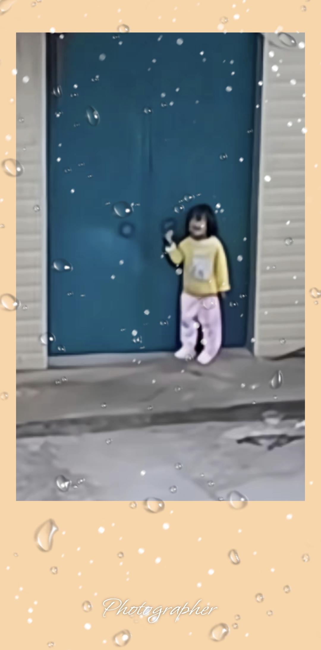 心碎了，可怜的女娃，父母外出打工，给奶奶在家生活，一不听话都被奶奶关在门外，邻居