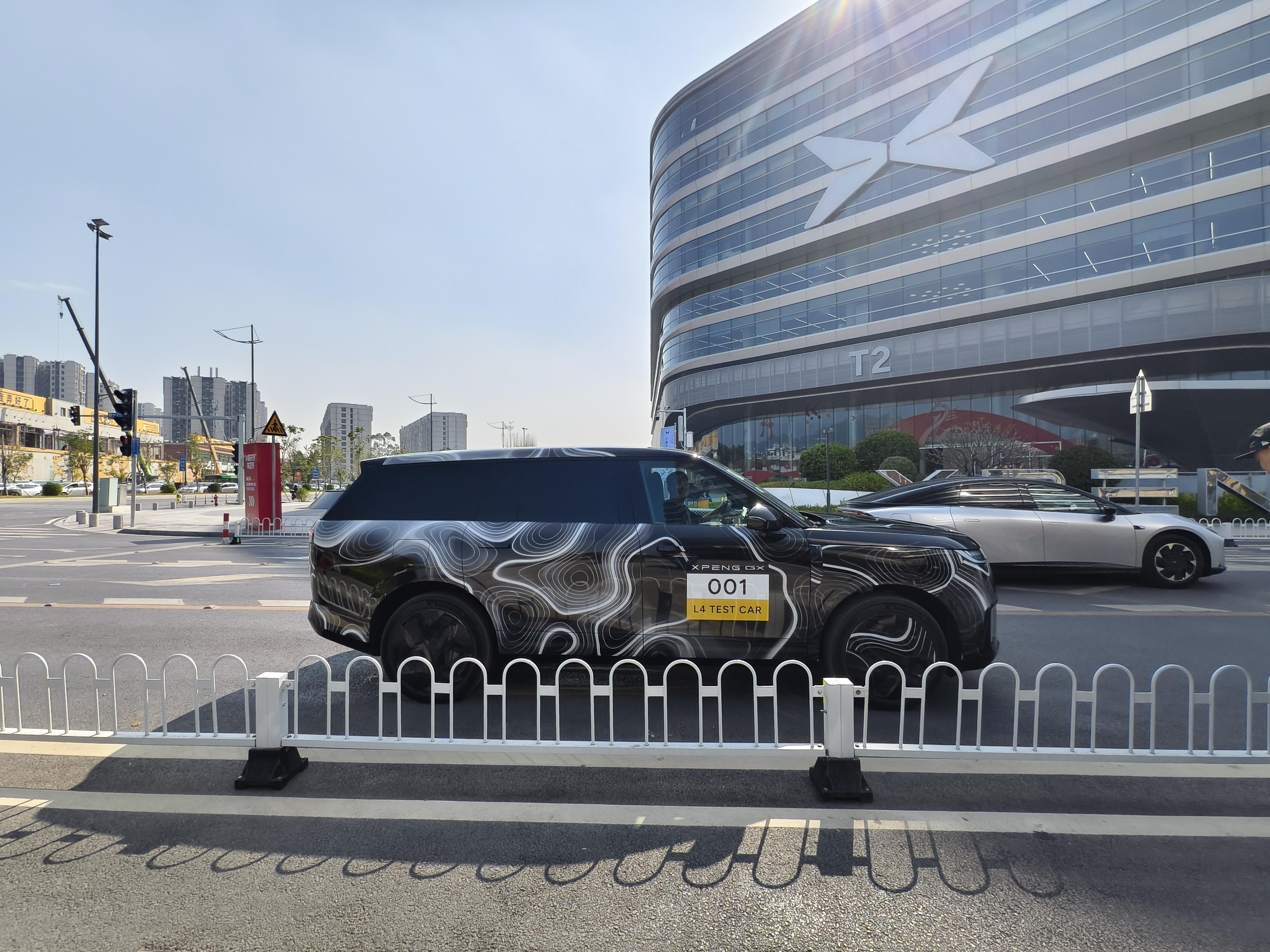 小鹏GX这个谍报车我觉得就挺好看官方是不是可以考虑出个车贴。据说这次会有4图灵，