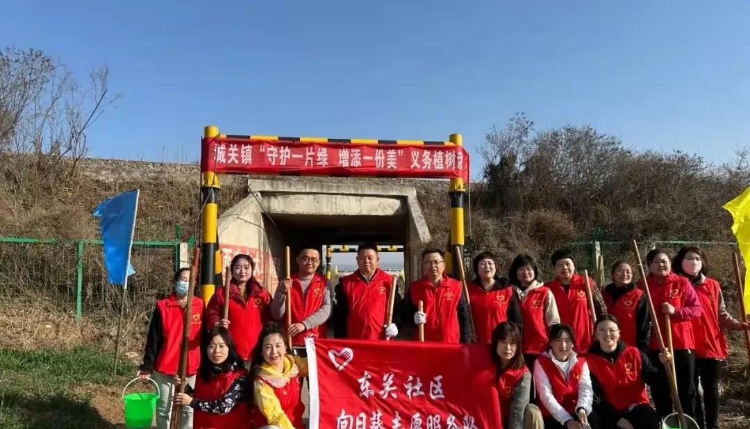 宝鸡开车故意撞人社区女书记，张某凤，54岁，看面相还挺和善的，也经常在社区组织公