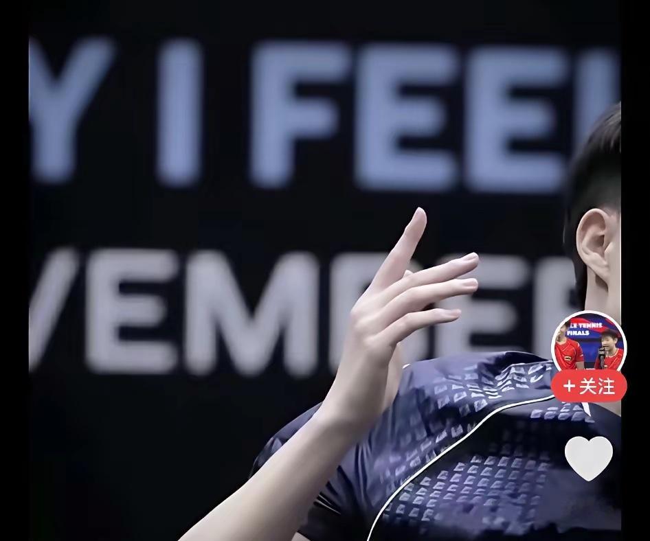 楚钦的手，大家发现了吗？图2，那食指像有点变形了，是长期握拍的原因吧。楚钦的脸，