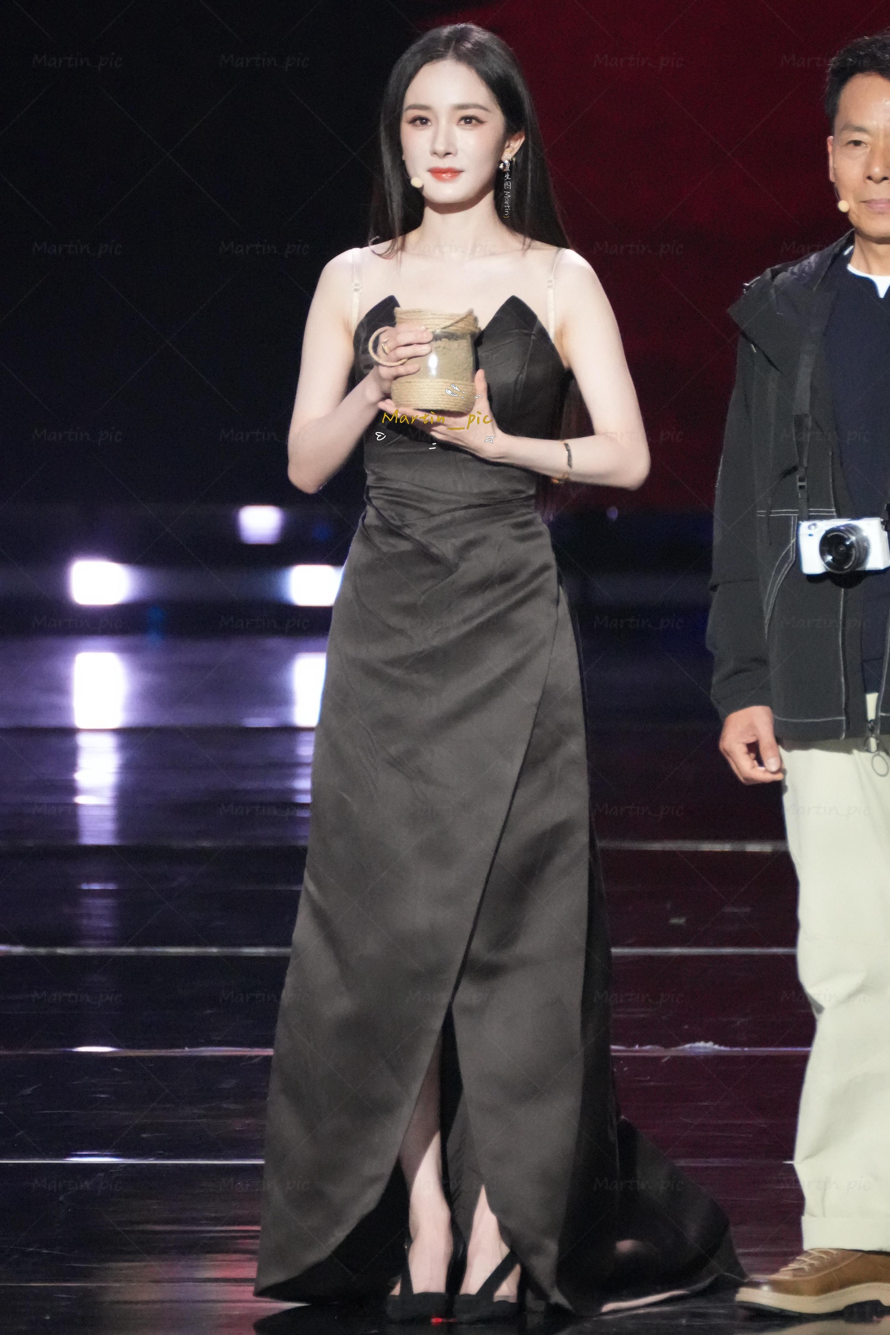 杨幂杨幂电视剧年度盛典生图恭喜总台视后杨幂！！黑长直美的好超过杨幂总台视后y