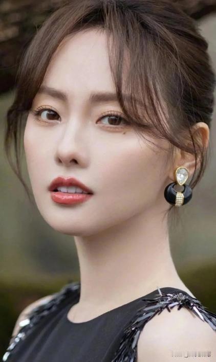 这届网友太损了，本来以为抢了张嘉倪的饭碗，邵晴怎么也得是个王者，结果一看配置