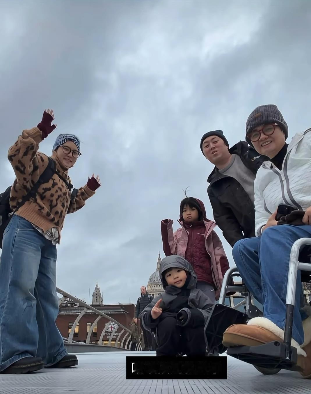 谢依霖一家英国度假！儿子女儿长得好萌超像她，公婆出镜一看就慈悲又善良