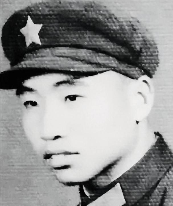 1984年，战士李陶雄中弹牺牲，送葬途中遗体竟两次从车上跌落，护士郑英察觉异样，