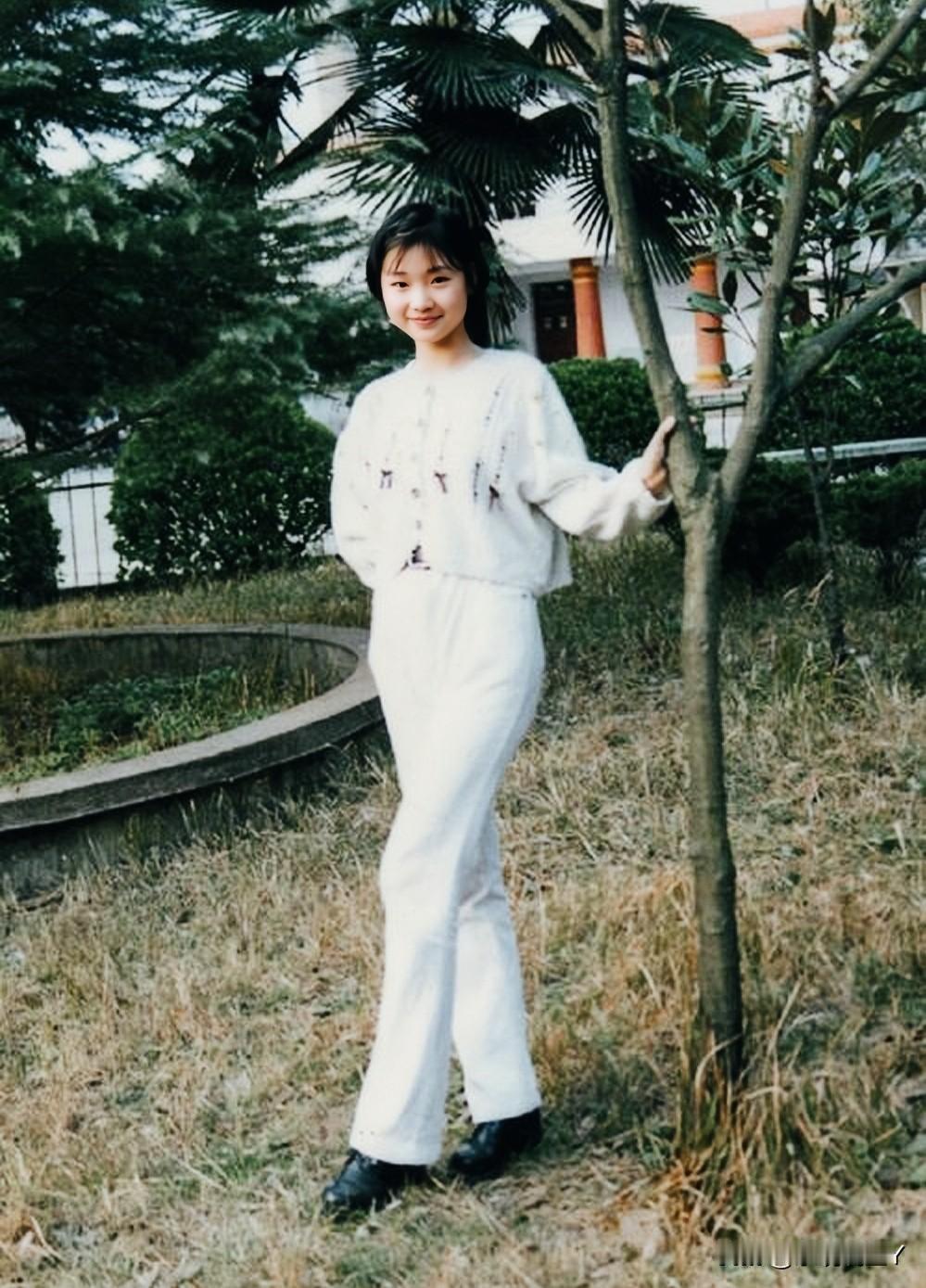 这张照片展现出了柳岩一九九六年在广州读书时的情景，彼时柳岩十六岁，笑容婉约，甜美