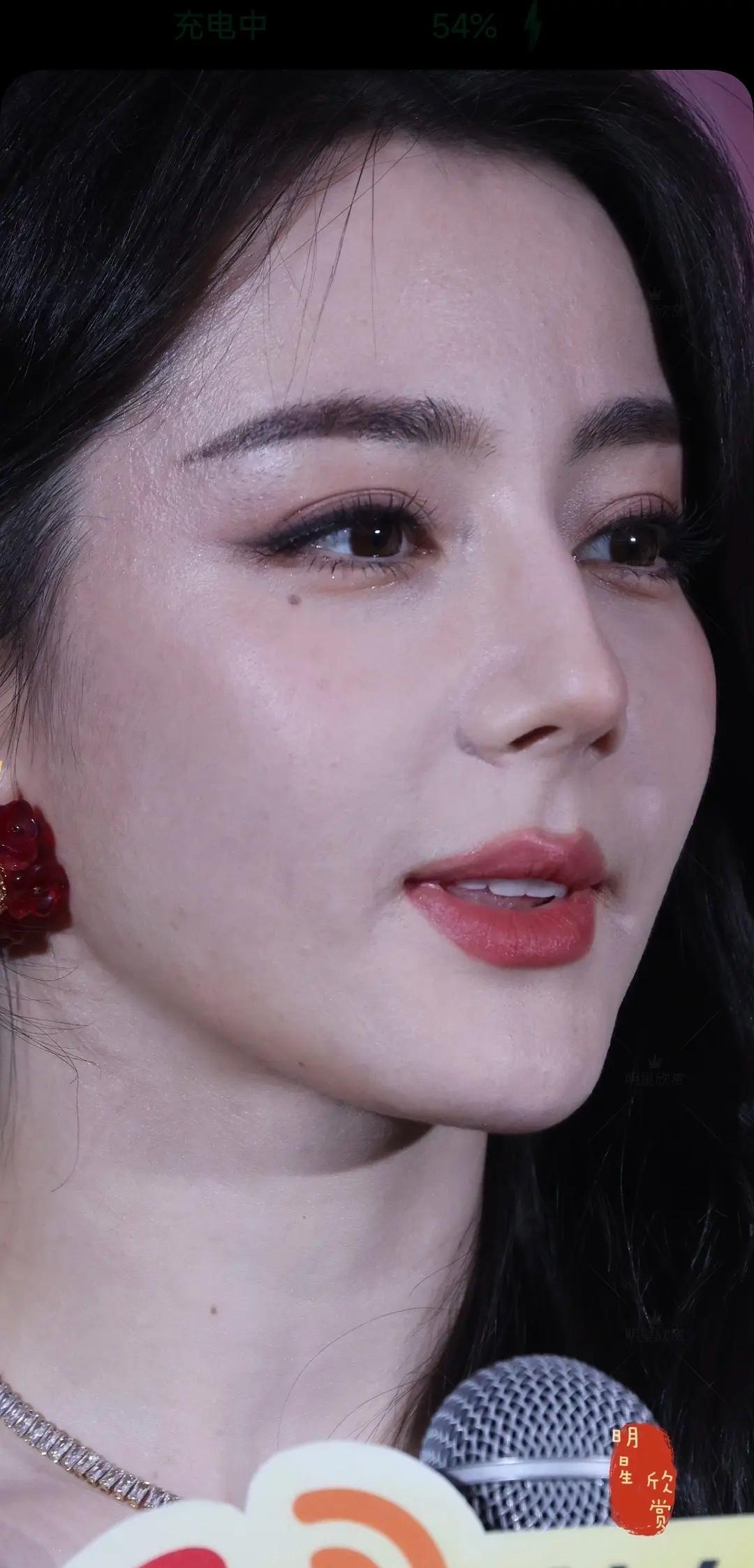 问题出在哪？五官精致，但皮相已初显老态，这就是热巴目前面临的问题吧。热巴真的