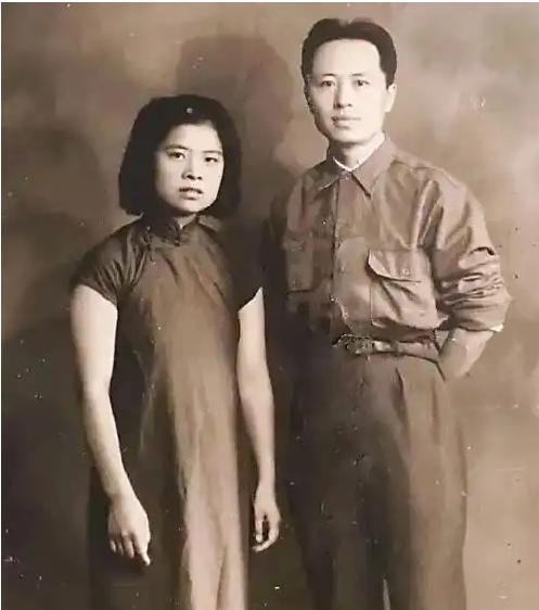 1945年，重庆谈判前夕，李克农还没找到适合担任毛主席警卫的人，于是便询问主席：