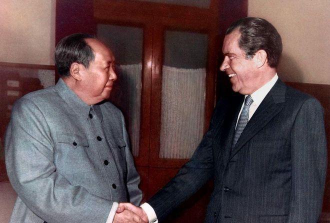 1972年，尼克松访华结束，临别时，突然和毛泽东提了一个请求：想要一幅毛主席的墨