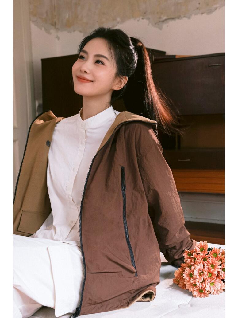 刘诗诗秋日户外造型质感拉满，棕色冲锋衣叠穿白色衬衣与长裤，精准拿捏都市户外风精髓