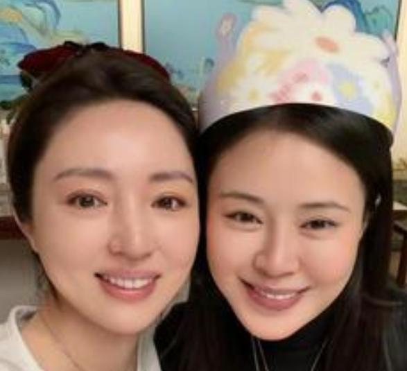 2026年3月6日，关悦迎来47岁生日，挚友董璇如往年一样亲自登门庆生。董璇不