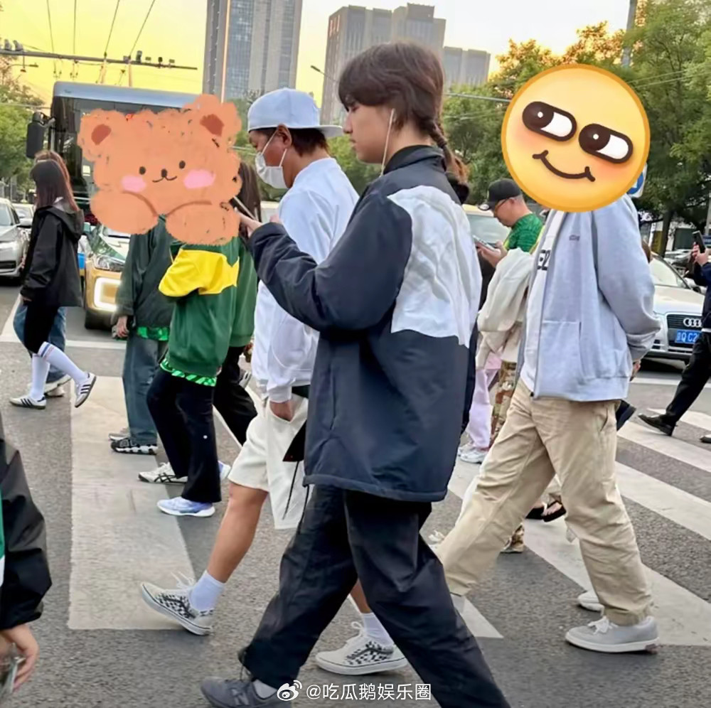 白百何前夫带儿子看球，17岁元宝180高个扎俩小辫，不如爸爸会穿​​​