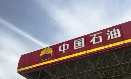 今日看盘50升的油箱竟然加出了67.96升的汽油，这是成都某中石油加