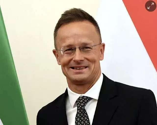 据俄罗斯卫星通讯社12月17日报道，匈牙利外长彼得•西雅尔多指出，乌克兰放弃加入