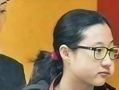 成龙还是心疼女儿！昨天香港娱记爆料，成龙偷偷给女儿吴卓林把房租交了，这是没有让她
